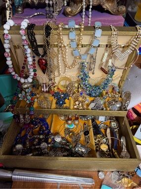 “ WONDERS FOUND “ VINTAGE JEWELRY POSHMARK SHOW AT 730PM ET